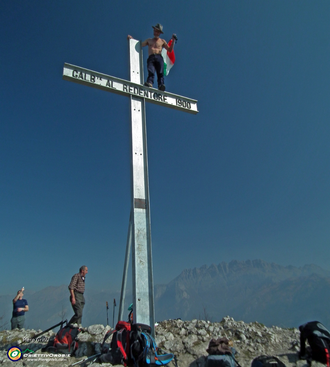 41 in piedi sul braccio del'alta croce....JPG